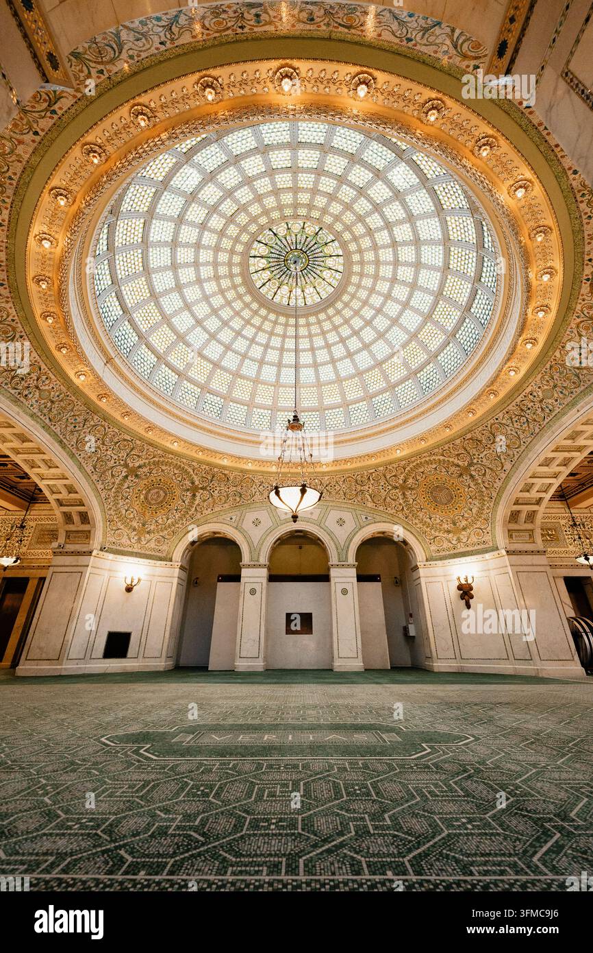 Chicago, Illinois, États-Unis – 9 AVRIL 2026 : Le dôme en verre Tiffany du Preston Bradley Hall dans le Chicago Cultural Center Banque D'Images