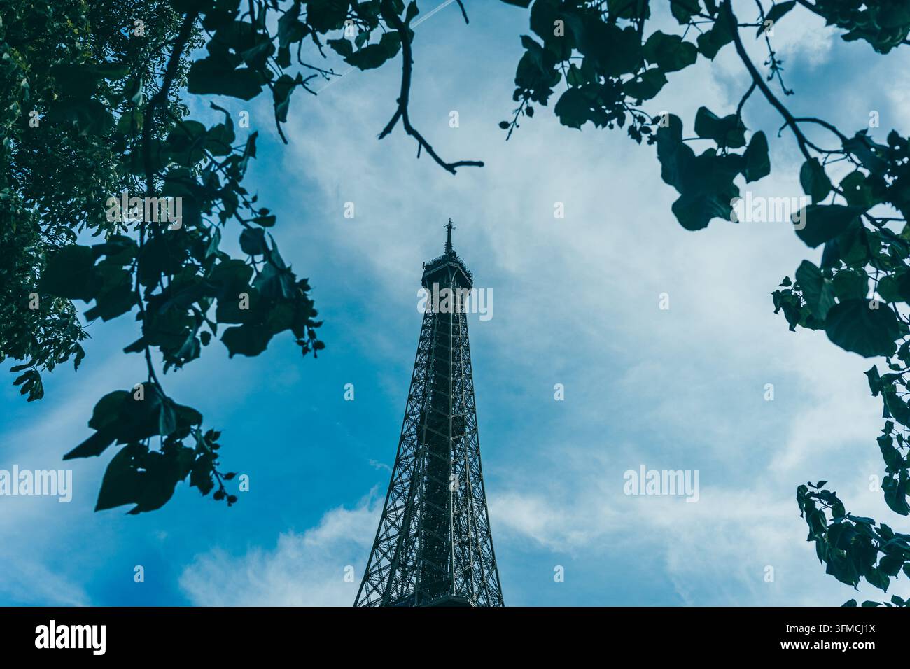 Tour Eiffel à Paris, France, vue d’en bas sous un ciel bleu, monument emblématique européen Banque D'Images