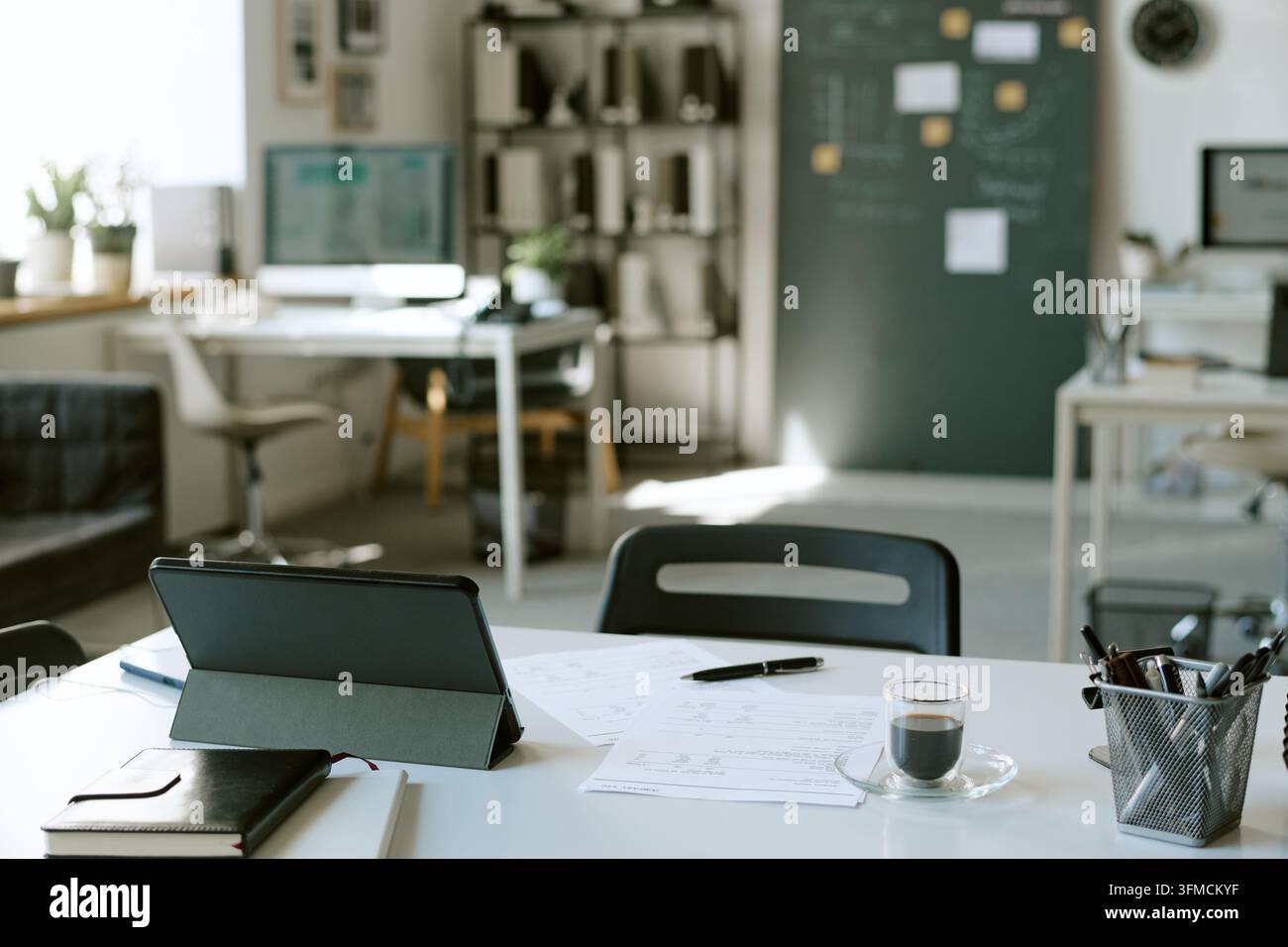 Tablette numérique et tasse de café sur un bureau dans un bureau moderne Banque D'Images