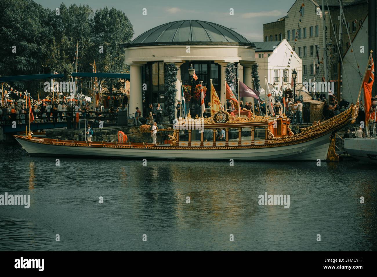 Festival des bateaux classiques, Totally Thames, 12 septembre 2026, Londres - barque royale Gloriana aux St Katharine Docks Banque D'Images