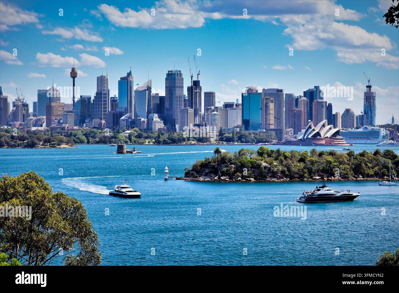 La skyline emblématique de Sydney Harbour avec l'Opéra et la Sky Tower séparées par les nombreux tours de bureaux. Banque D'Images