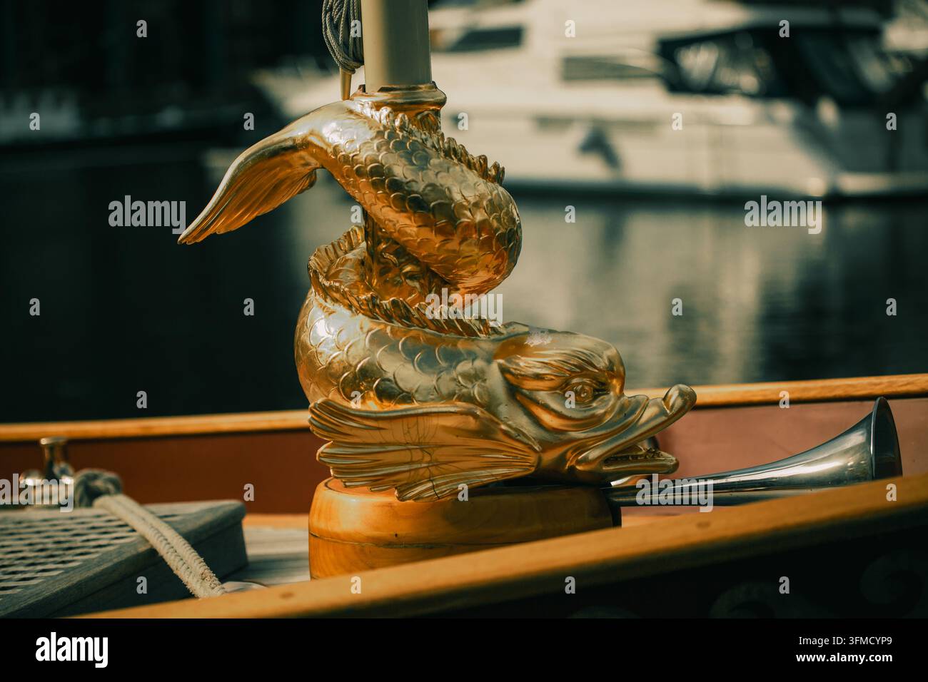 Festival des bateaux classiques, Totally Thames, 12 septembre 2026, Londres - figure de proue en forme de dauphin doré sur la barge royale Banque D'Images