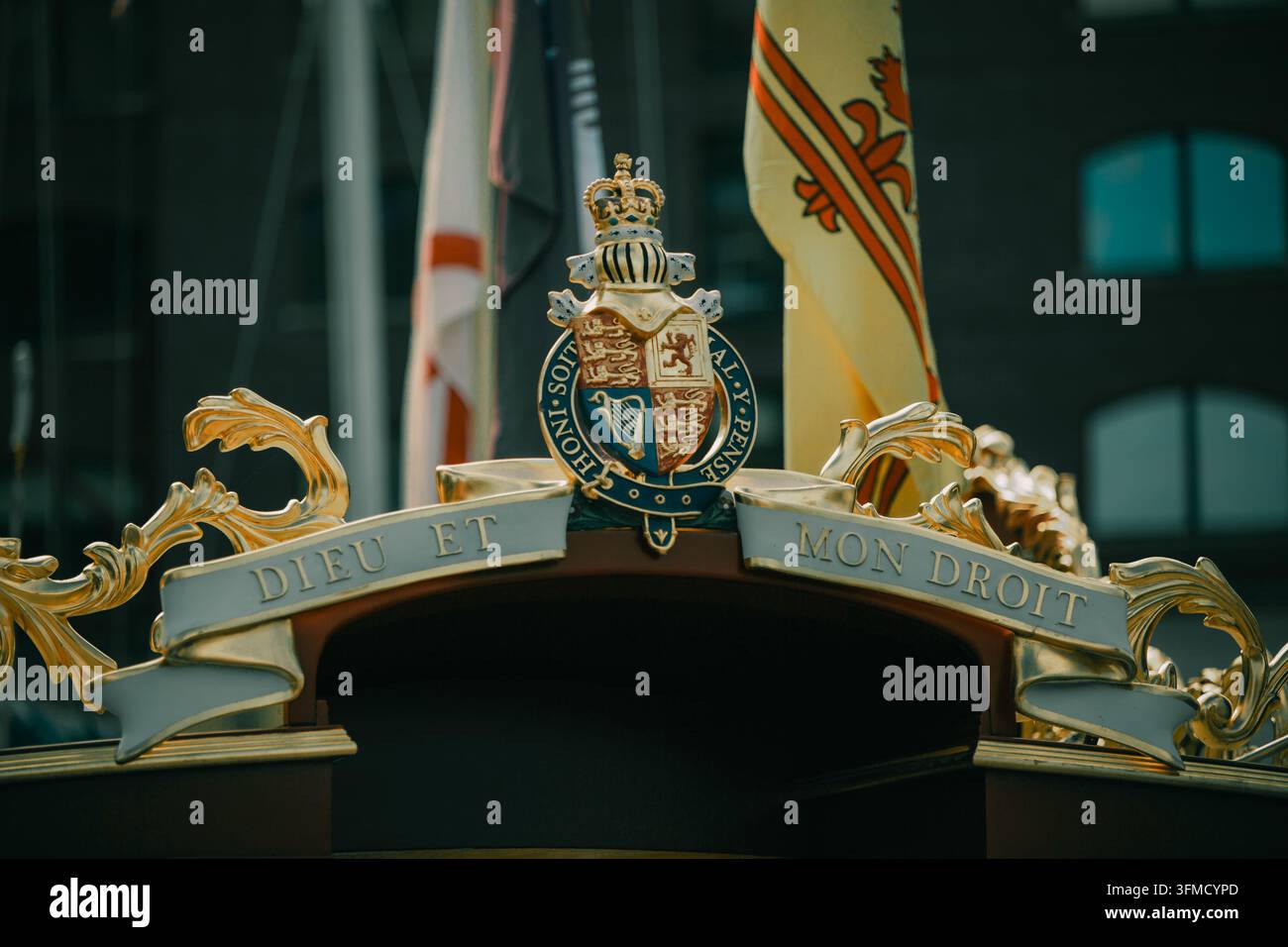 Festival des bateaux classiques, Totally Thames, 12 septembre 2026, Londres - armoiries royale en gros plan sur la barge Gloriana Banque D'Images