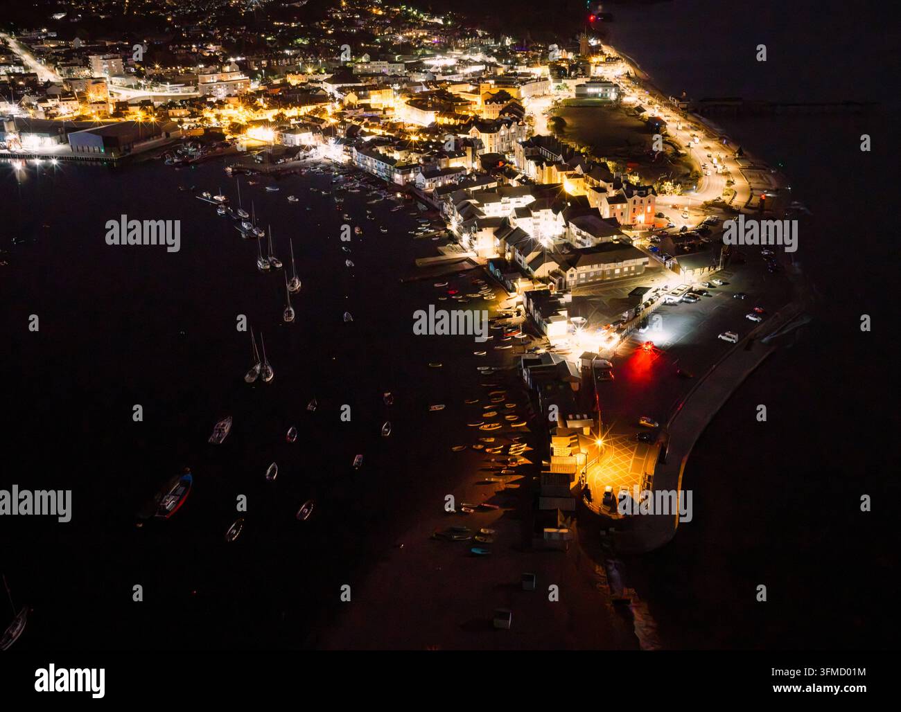 Image par drone de Shaldon & Teignmouth depuis la rivière Teign la nuit. Banque D'Images