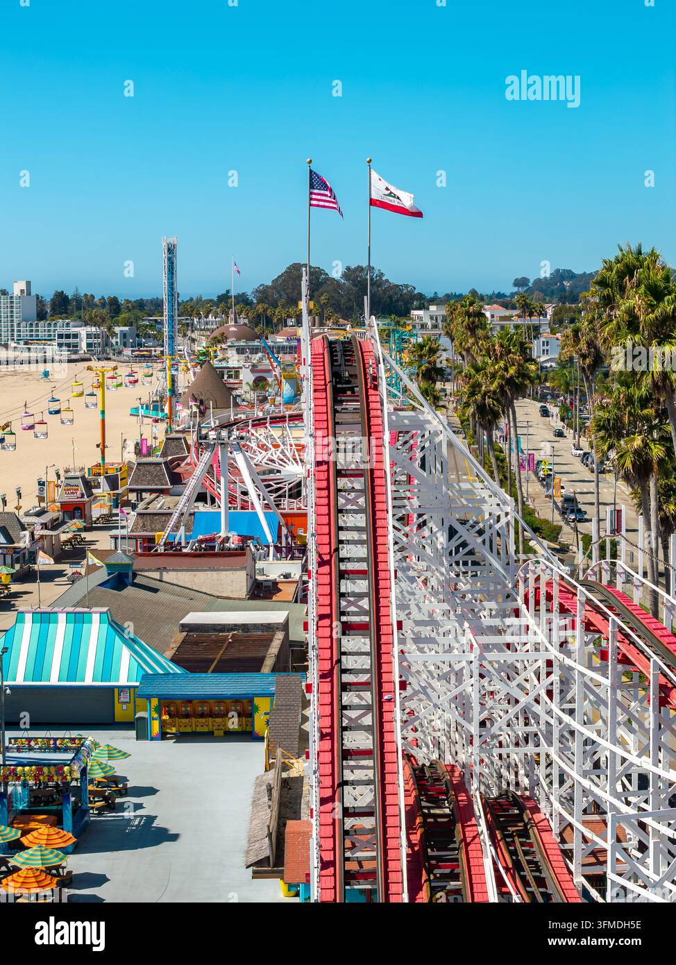 Vue aérienne du roller coaster Giant Dipper au Santa Cruz Beach Boardwalk Banque D'Images