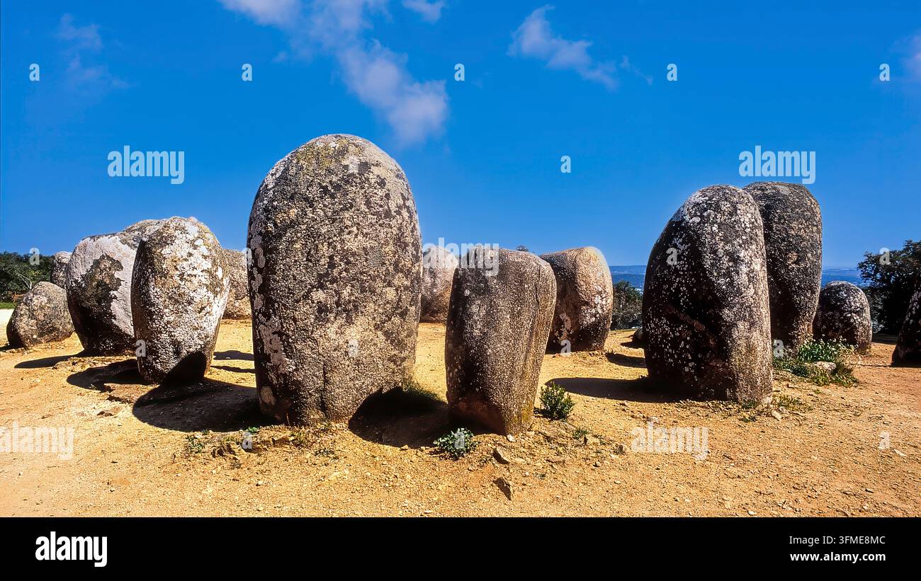 Cromeleque dos Almendres, l'un des sites mégalithiques préhistoriques les plus importants du Portugal, construit entre le 6e et le 3e millénaire av. J.-C., près d'Évora, Portugal Banque D'Images