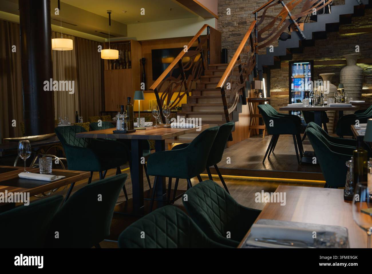 Espace de restauration élégant d'un restaurant moderne et confortable, design rustique et contemporain avec des tables en bois et un éclairage chaleureux, vue de dessus. Banque D'Images