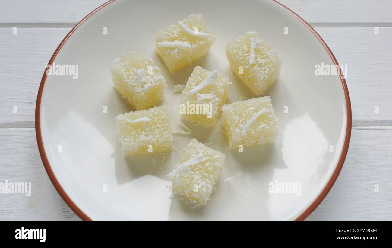 Gâteau de manioc thaïlandais traditionnel sucré à base de tapioca et de lait de coco avec copeaux de coco Banque D'Images