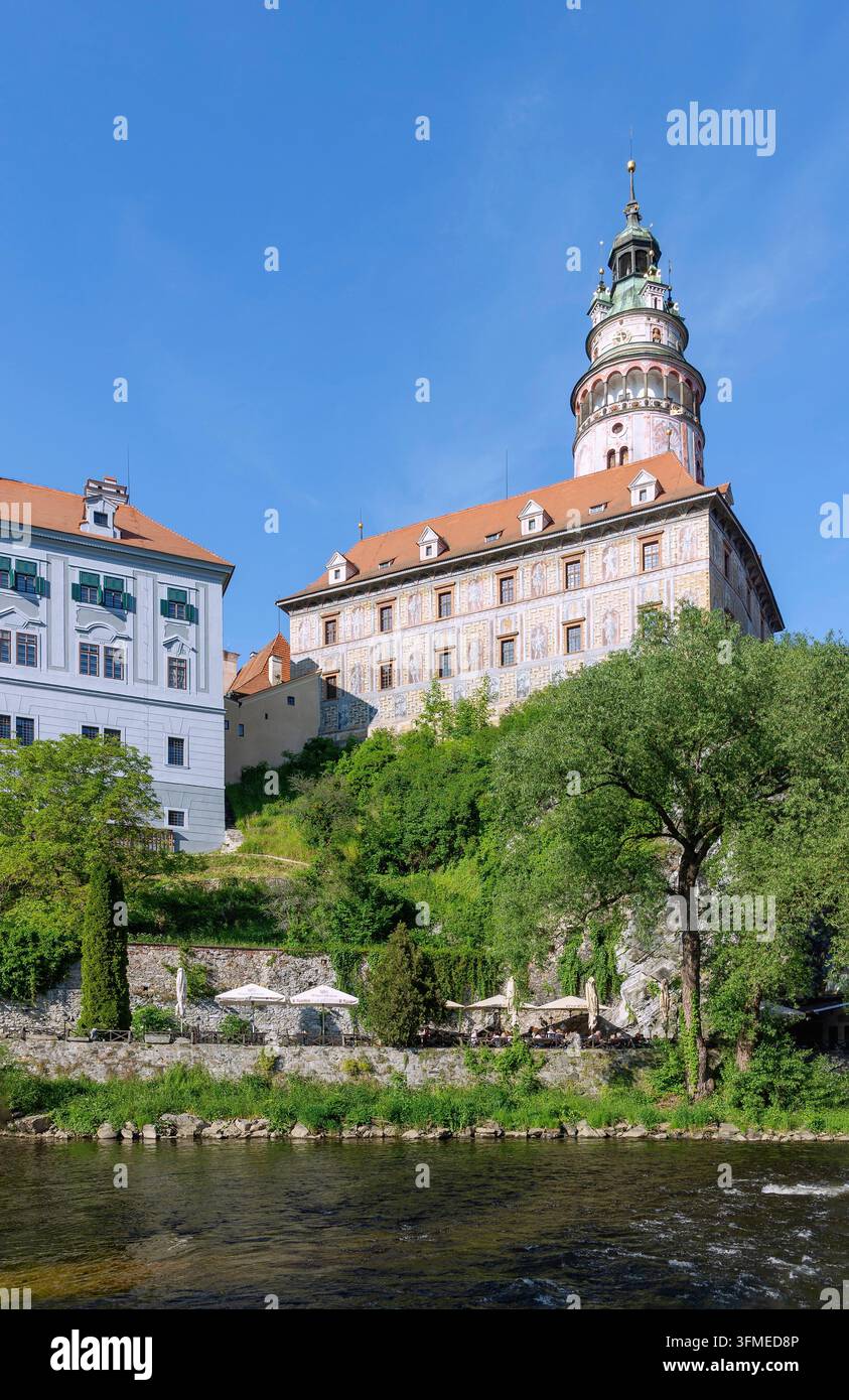 Un petit château avec une donjon surplombant la Vltava à Český Krumlov (Böhmisch Krumau) en Bohême du Sud, en République tchèque Banque D'Images