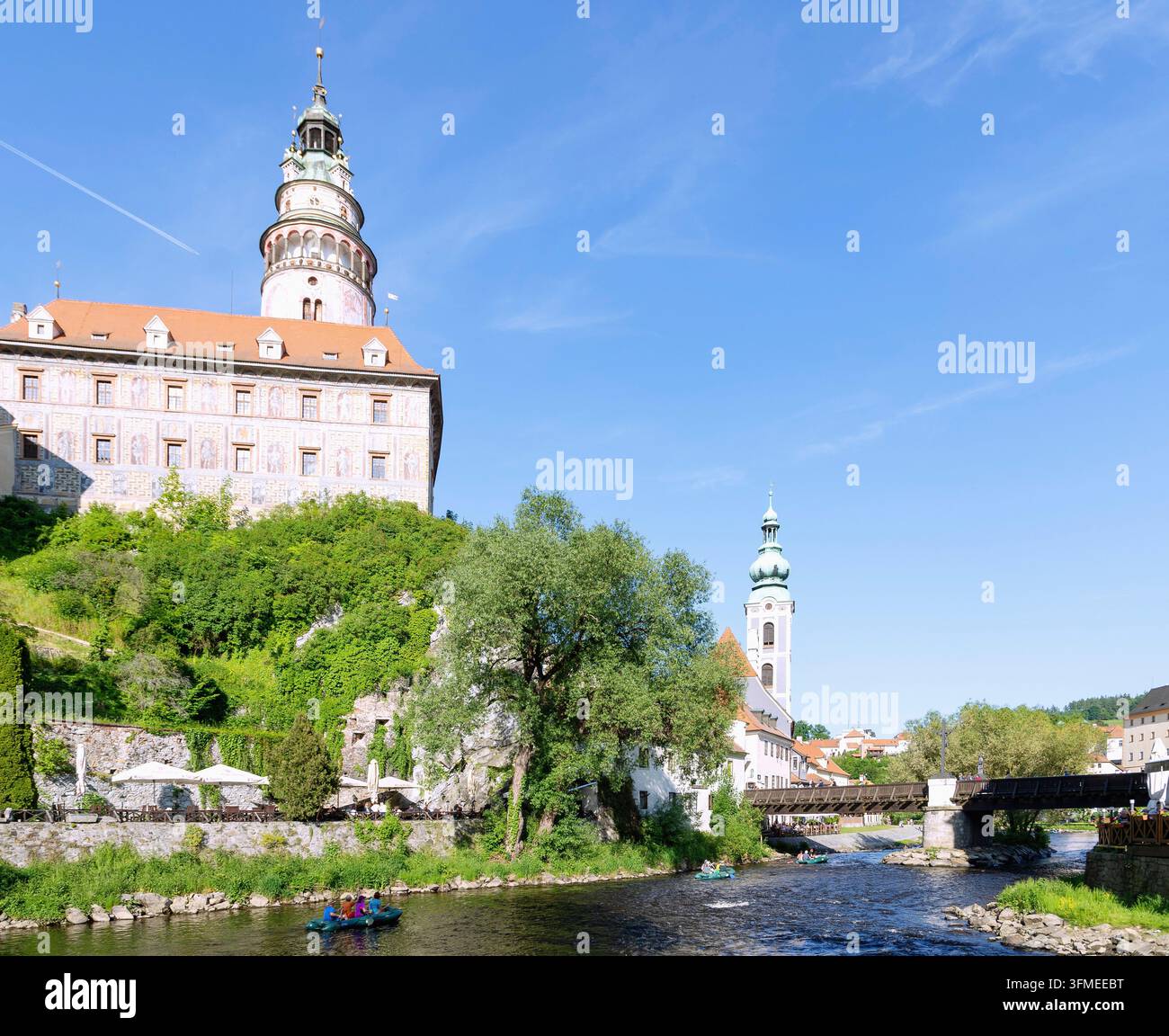 Un petit château avec une donjon surplombant la Vltava à Český Krumlov (Böhmisch Krumau) en Bohême du Sud, en République tchèque Banque D'Images