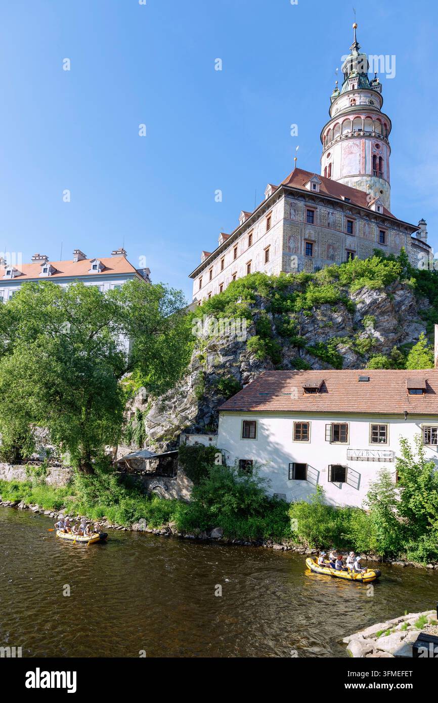 Un petit château avec une donjon et la rivière Vltava, vu du pont Lazebnicky Most à Český Krumlov (Böhmisch Krumau) en Bohême du Sud, le Cz Banque D'Images
