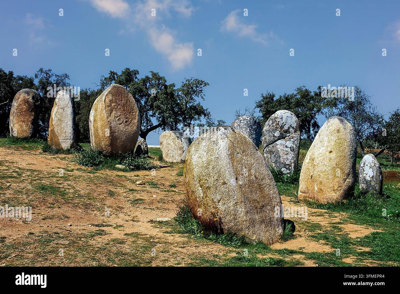 Cromeleque dos Almendres, l'un des sites mégalithiques préhistoriques les plus importants du Portugal, construit entre le 6e et le 3e millénaire av. J.-C., près d'Évora, Portugal Banque D'Images