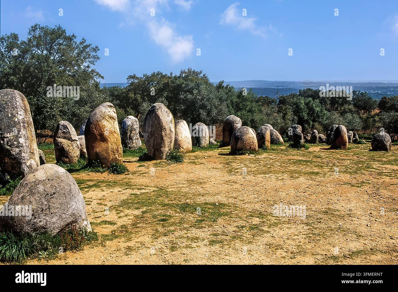 Cromeleque dos Almendres, l'un des sites mégalithiques préhistoriques les plus importants du Portugal, construit entre le 6e et le 3e millénaire av. J.-C., près d'Évora, Portugal Banque D'Images