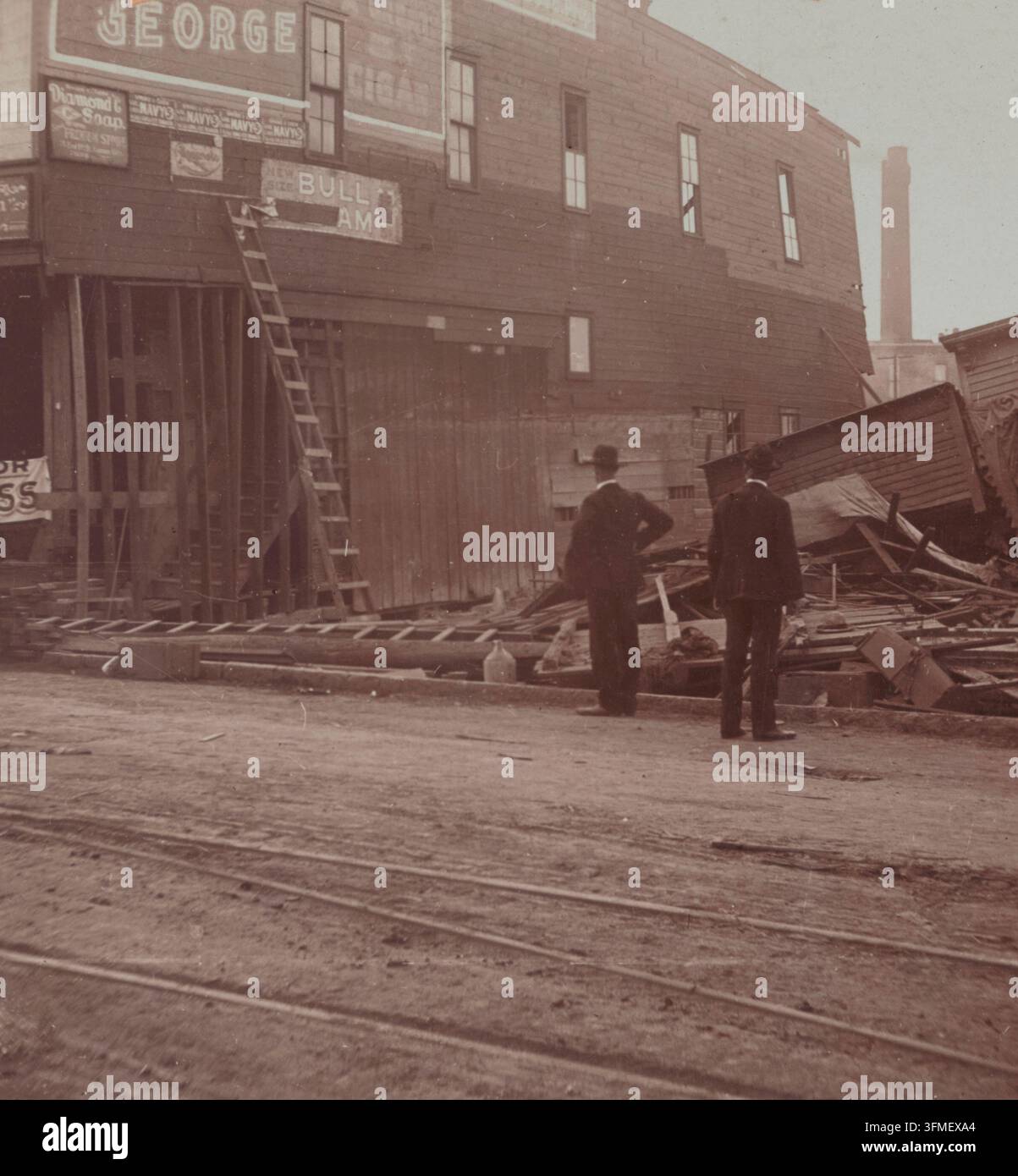 Photo vintage des bâtiments détruits sur Lower 9th St. après l'inondation de 1903 K.C. Mo. USA. 1903 Banque D'Images