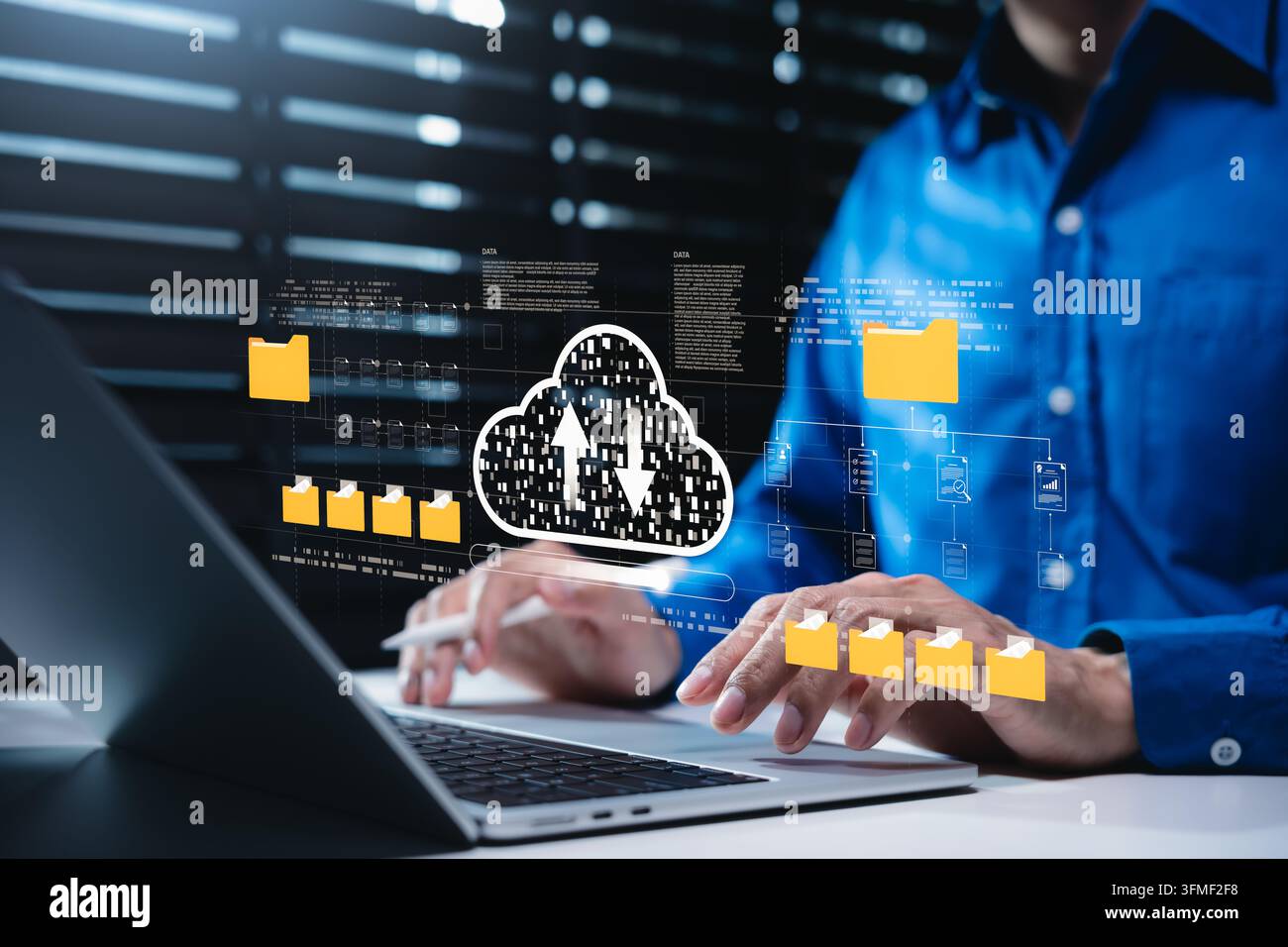 Sauvegarde de fichiers cloud et concept de gestion du stockage de données numériques. Personne utilisant un ordinateur portable avec des dossiers virtuels, télécharger et télécharger icône de nuage, transfert de fichiers Banque D'Images
