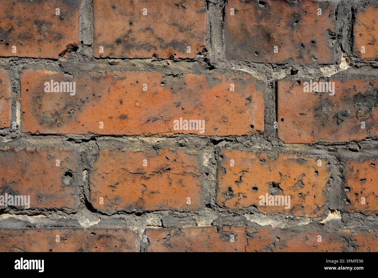gros plan détaillé d'une texture de vieux mur de briques rouges érodé Banque D'Images