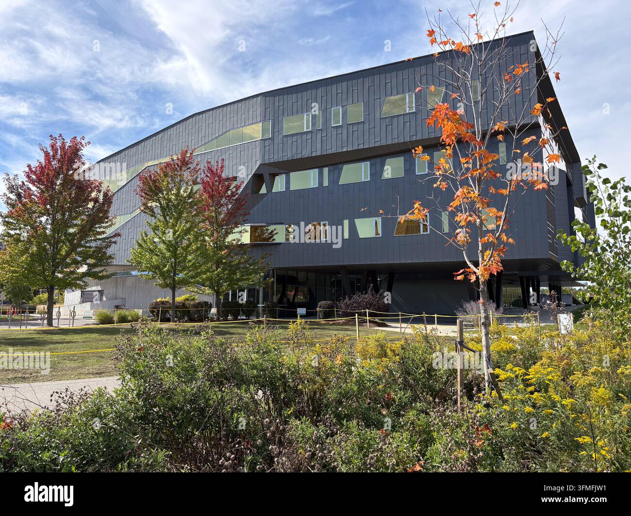 L’Institut périmétrique de physique théorique à Waterloo mettant en valeur l’architecture moderne, le verre en porte-à-faux et le feuillage automnal. Banque D'Images