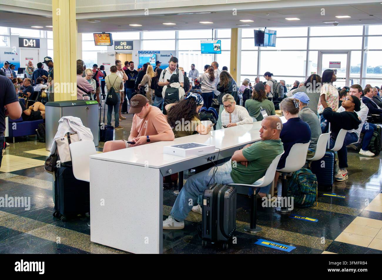 Washington DC, Aéroport national Ronald Reagan de Washington, American Airlines, portes d'embarquement D41 D43A D43B, passagers attendant à une table commune, voyageurs Banque D'Images