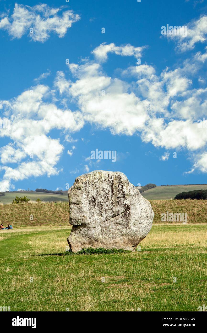 grand mégalithe préhistorique du cercle de pierres debout d'Avebury dans le Wiltshire, en Angleterre. Banque D'Images