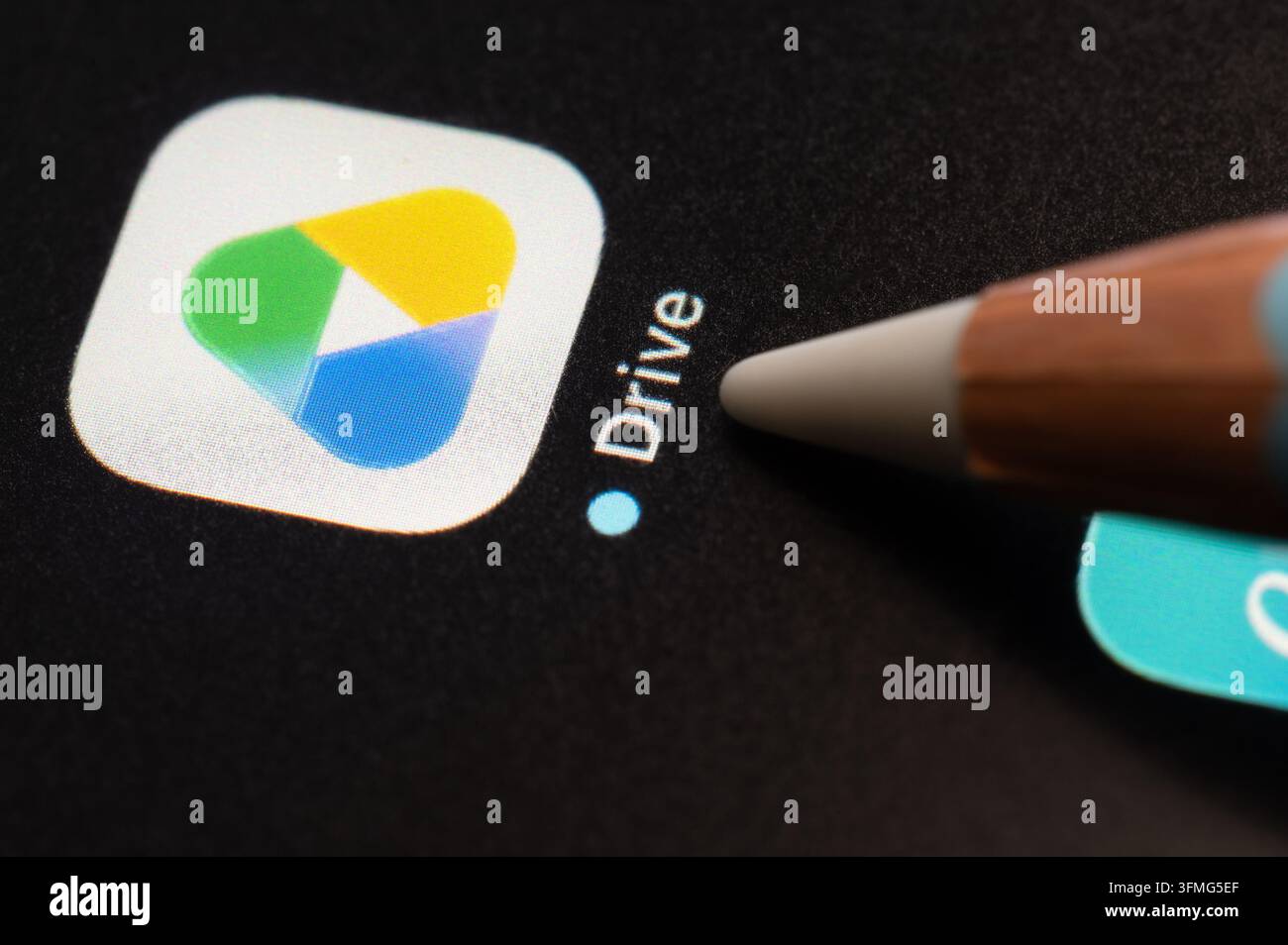 New York, États-Unis - 4 septembre 2026 : Appui de presse sur l'application mobile Google Drive sur un écran de fond noir pixel macro gros plan Banque D'Images