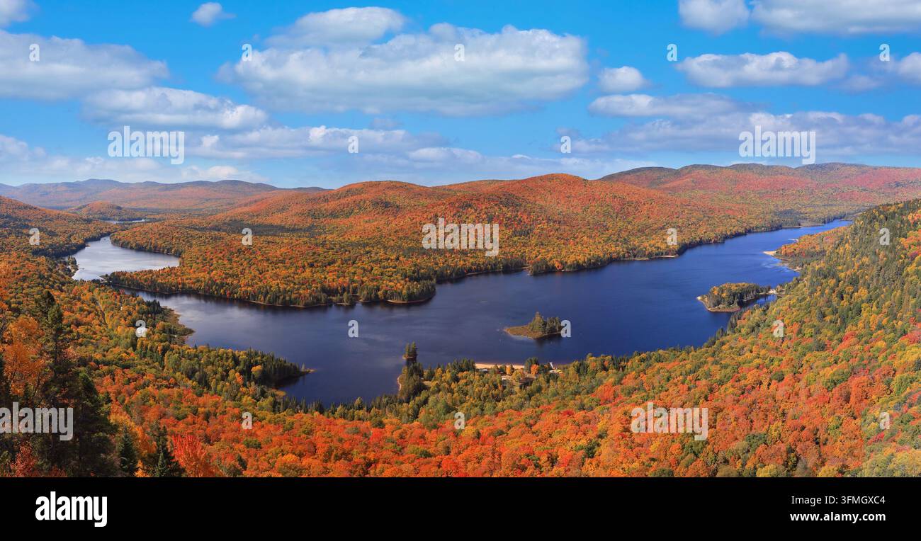 Parc naturel du Mont Tremblant avec le lac Monroe en automne vu depuis le point de vue La Roche à Québec, Canada Banque D'Images