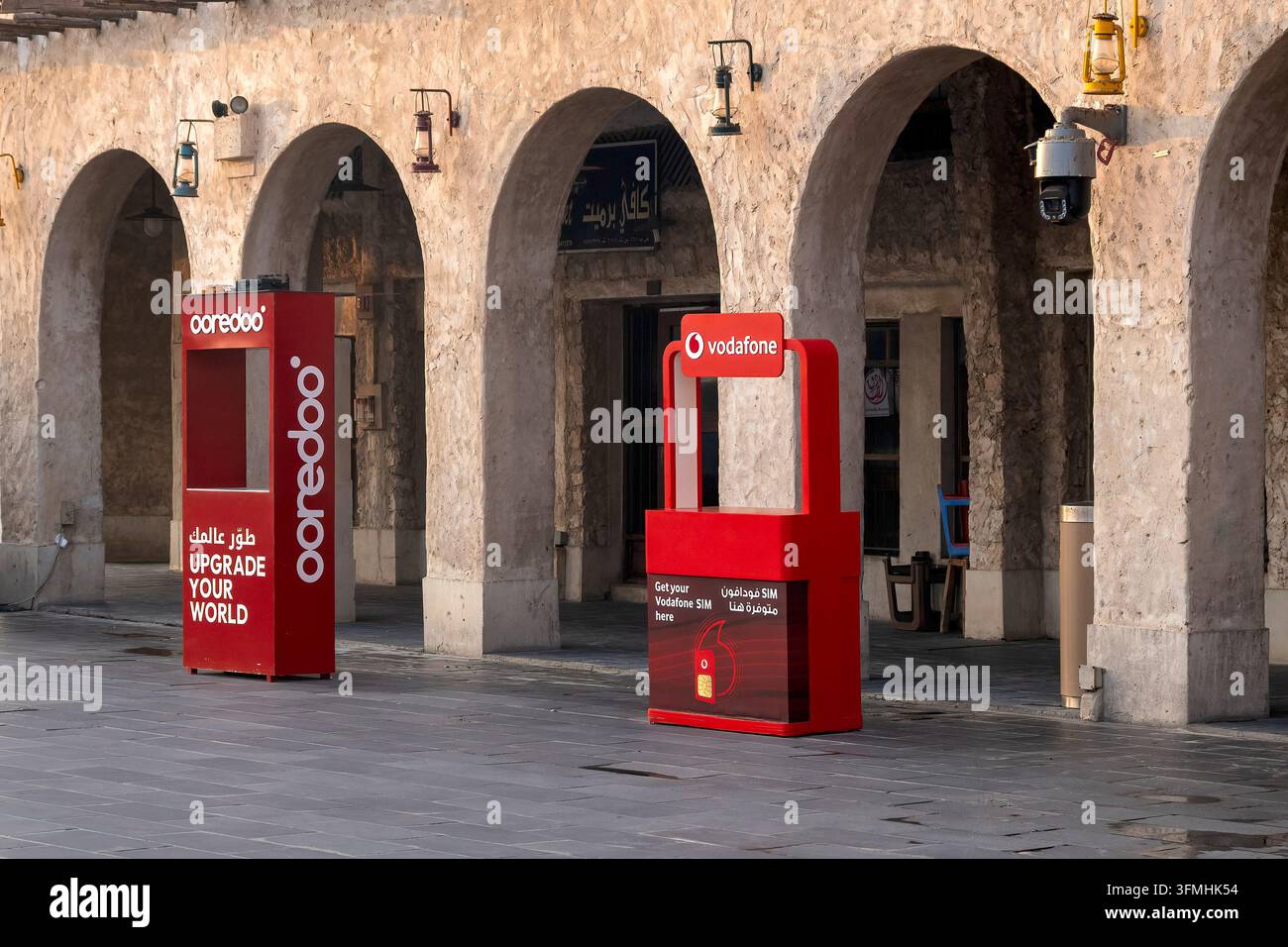 Doha, Qatar - 25 septembre 2026 : Cabines de cartes SIM de télécommunication Ooredoo et Vodafone positionnées côte à côte au Souq Waqif à Doha, Qatar Banque D'Images