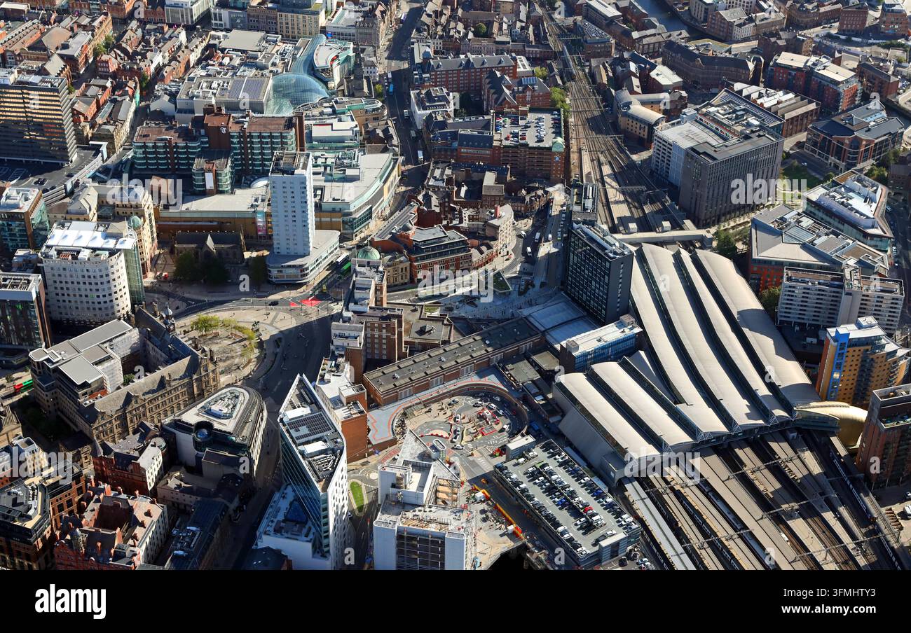 Vue aérienne du centre-ville de Leeds montrant la place de la ville (à gauche) et la gare de Leeds (à droite) avec Wellington Street et Boar Lane s'étendant du bas vers le haut. Banque D'Images