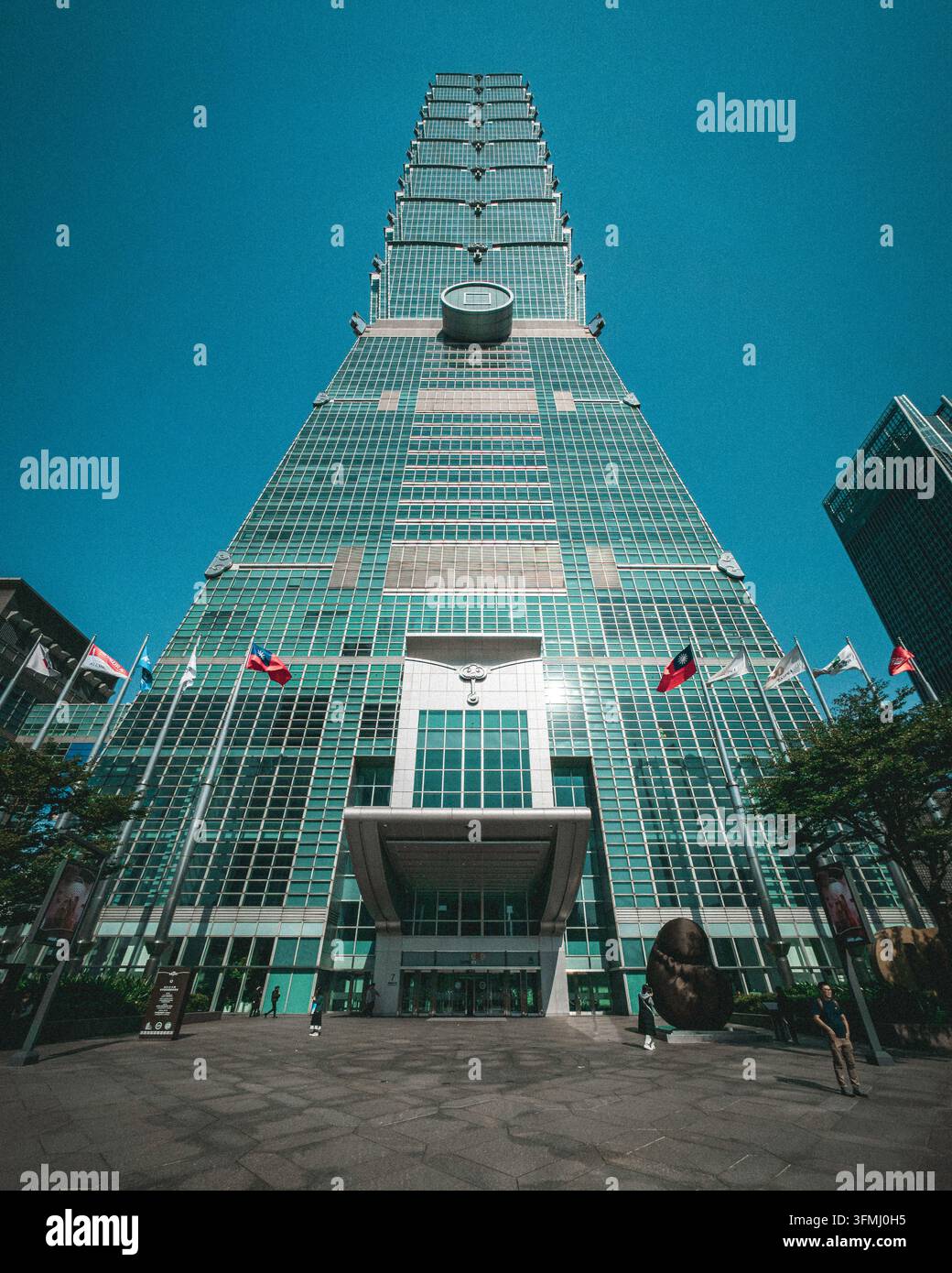Tour Taipei 101 vue d'en bas contre un ciel bleu clair, Taipei, Taïwan Banque D'Images