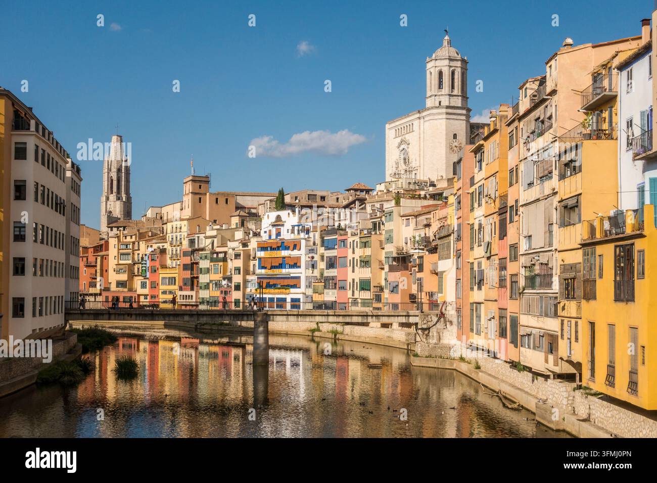 Gérone, Catalogne, Espagne. Vue sur le Basílica de Sant Feliu et la cathédrale Sainte-Marie, avec le pont de Sant Agusti sur la rivière Onyar Banque D'Images