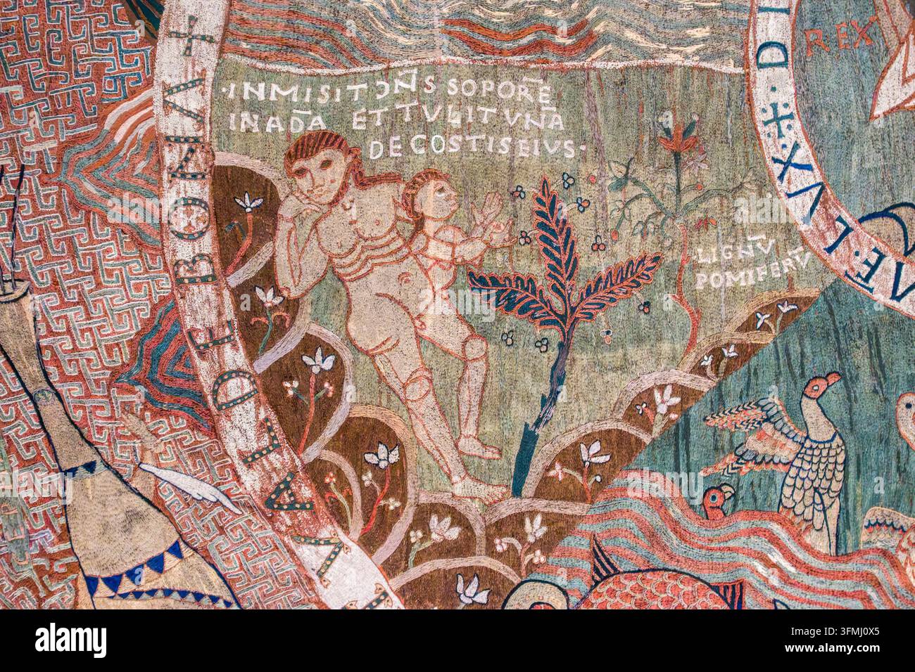 Dieu crée Ève à partir de la côte d'Adam dans le jardin d'Éden, tel que raconté dans la tapisserie de la Création romane du XIe siècle de la cathédrale Sainte-Marie à Gérone, Espagne Banque D'Images
