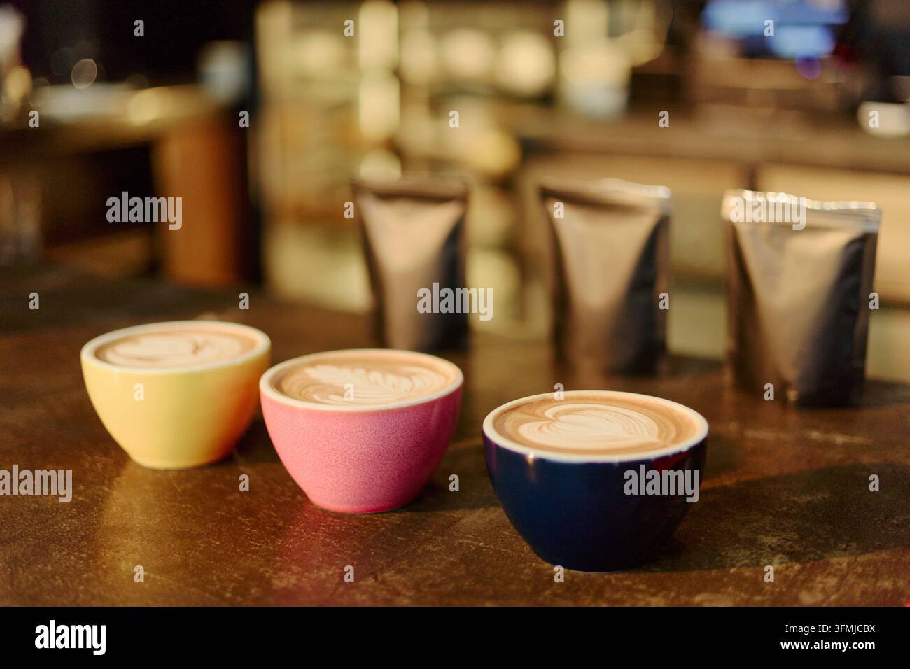 Tasses de latte fraîchement préparé avec latte art dans un café spécialisé Banque D'Images
