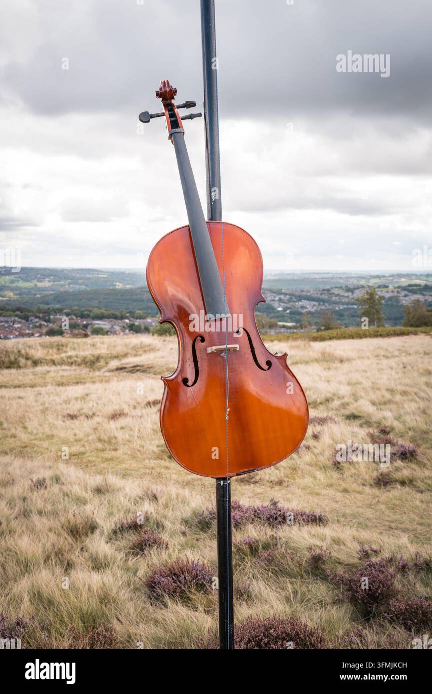 Baildon Moor, West Yorkshire : L’un des nombreux instruments qui font partie de l’exposition artistique Harmonic Fields sur Baildon Moor. Banque D'Images