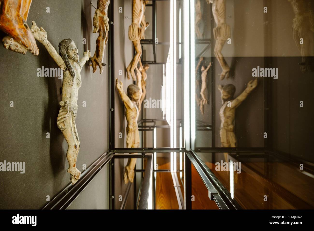 Exposition religieuse mettant en vedette une statue du Christ à l'intérieur de la Tour des Clercs à Porto, Portugal Banque D'Images