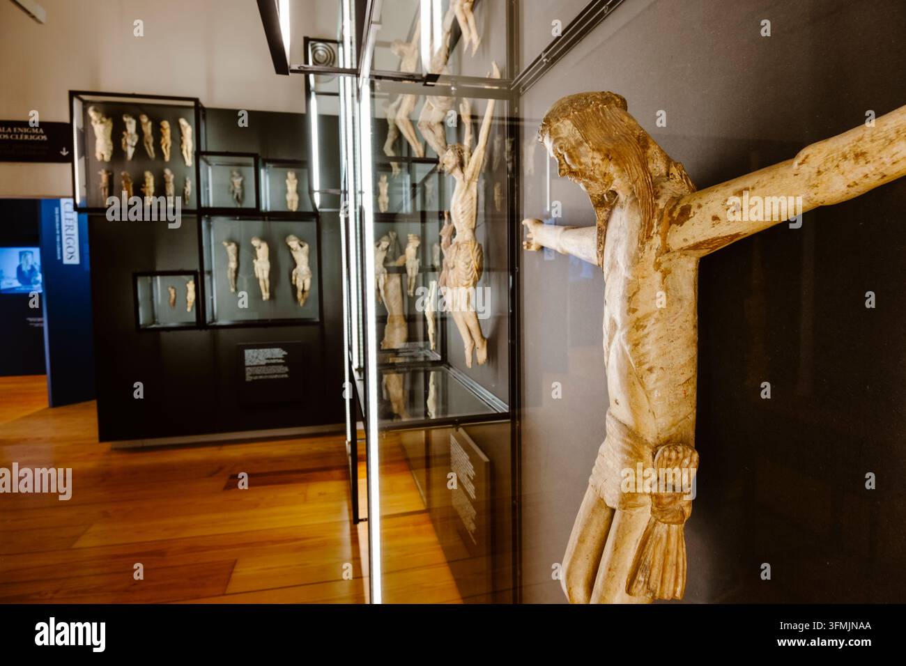 Exposition religieuse mettant en vedette une statue du Christ à l'intérieur de la Tour des Clercs à Porto, Portugal Banque D'Images
