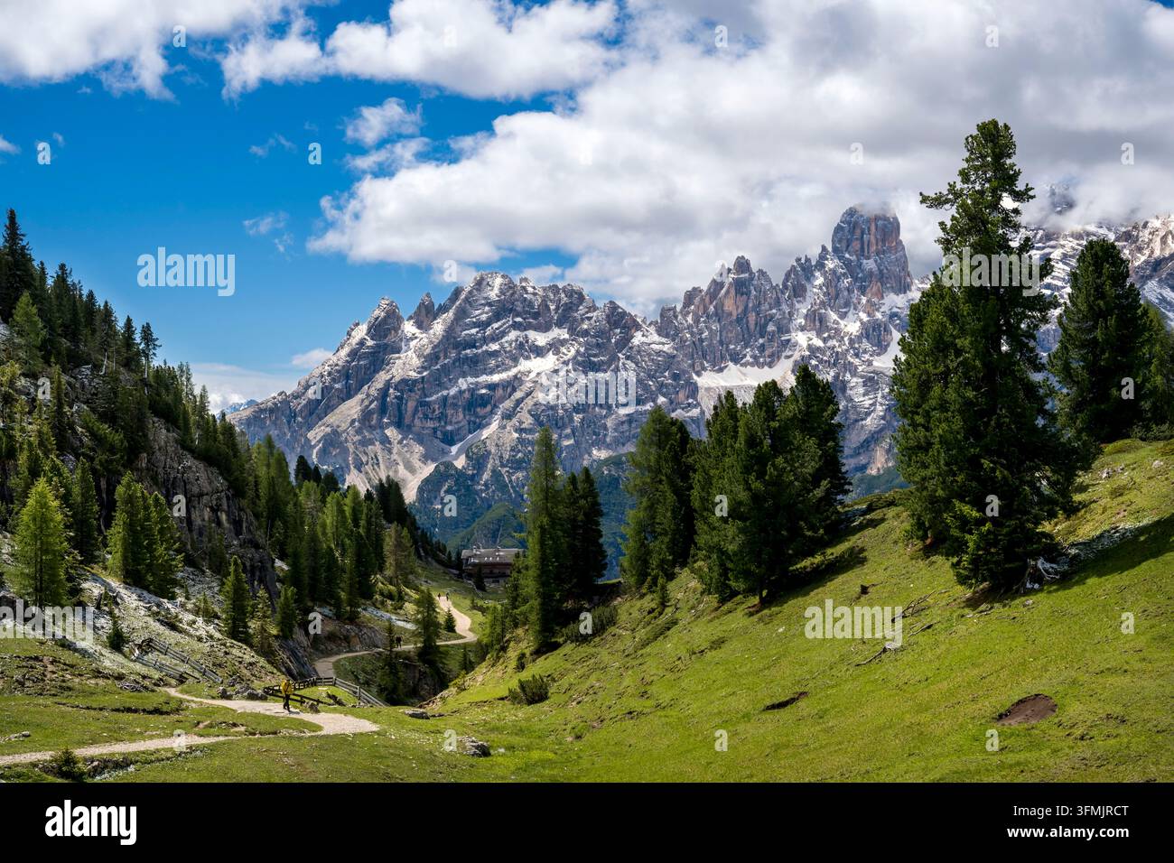 Italie, Trentino-Haut-Adige, Sud-Tyrol, Parc naturel de Fanes-Sennes-Braies dans les Dolomites inscrit au patrimoine mondial par l'UNESCO, Prato Piazza (Plätzwiese), le refuge et restaurant Vallandro (Dürrensteinhütte) et les montagnes du Monte Cristallo en arrière-plan Banque D'Images