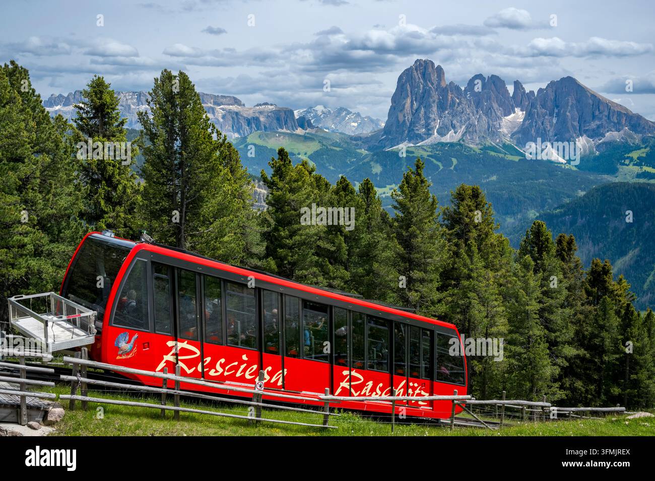 Italie, Trentin-Haut-Adige, Haut-Adige, Province de Bolzano, Val Gardena dans les Dolomites inscrit au patrimoine mondial de l'UNESCO, Ortisei (St. Ulrich), Mont Resciesa, le funiculaire de Resciesa, le glacier de Marmolada au centre et la montagne Sassolungo (Langkofel) à droite en arrière-plan Banque D'Images