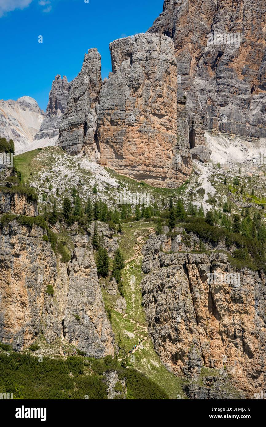 Italie, Vénétie, province de Belluno, Cortina d'Ampezzo et San Vito di Cadore, col du Giau (passo di Giau), randonneurs sur le sentier des Cinque Torri (au deuxième plan) Banque D'Images