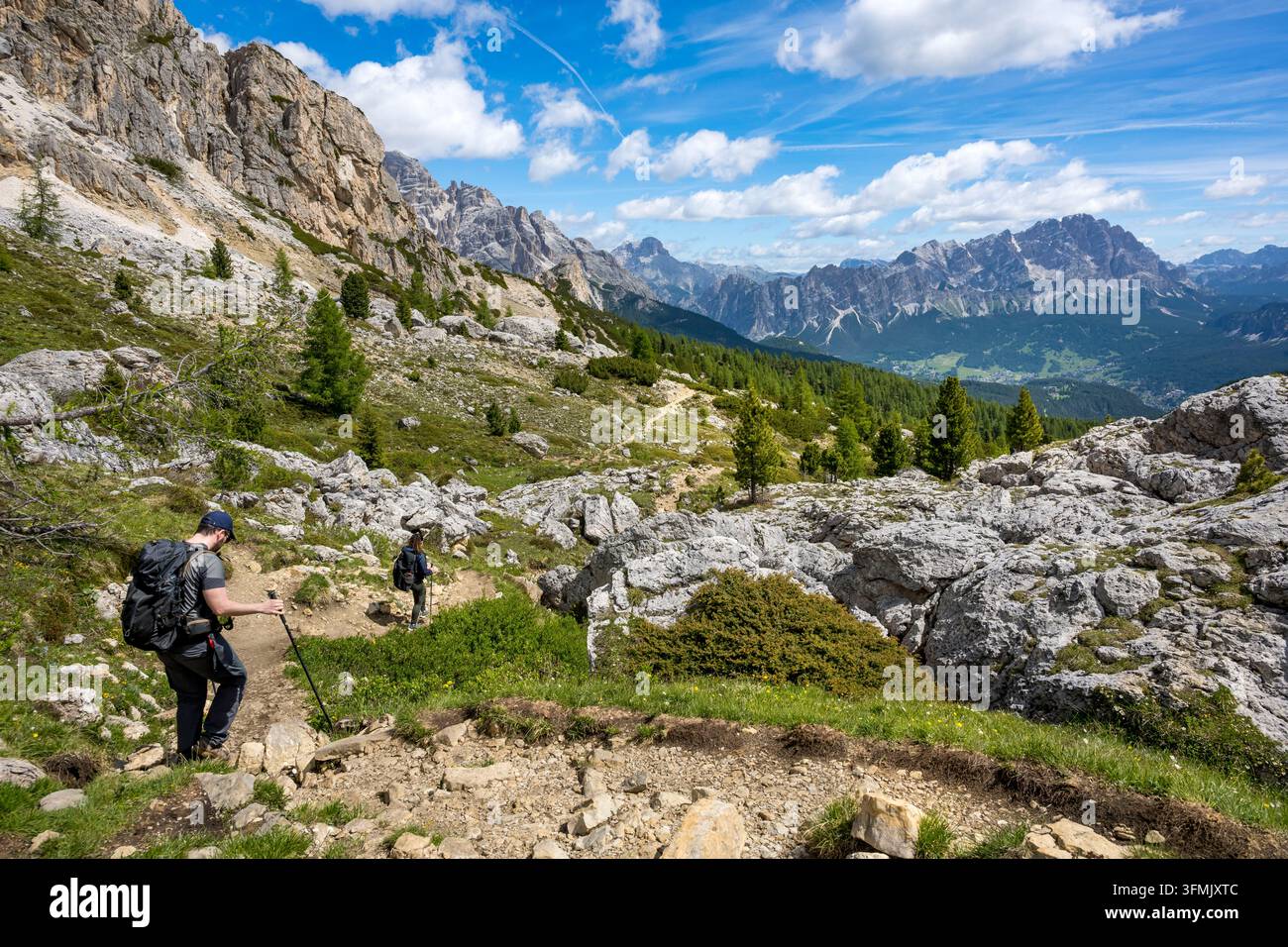 Italie, Vénétie, province de Belluno, Cortina d'Ampezzo et San Vito di Cadore, Passo di Giau (col du Giau), randonneurs sur le sentier des Cinque Torri, Cortina d'Ampezzo en arrière-plan Banque D'Images