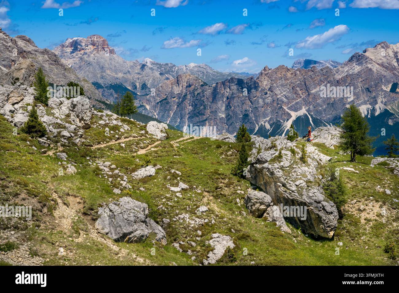 Italie, Vénétie, province de Belluno, Cortina d'Ampezzo et San Vito di Cadore, Passo di Giau (col de Giau), randonneurs sur le sentier des Cinque Torri, le mont Tofana di Mezzo en arrière-plan Banque D'Images