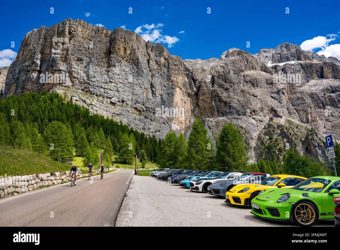 Italie, Trentin-Haut-Adige, Sud Tyrol, Selva di Val Gardena (Wolkenstein in Gröden), col de Gardena, les routes des Dolomites sont également un lieu de rassemblement pour les amateurs d’automobiles — ici, un club d’amateurs de Porsche. Banque D'Images