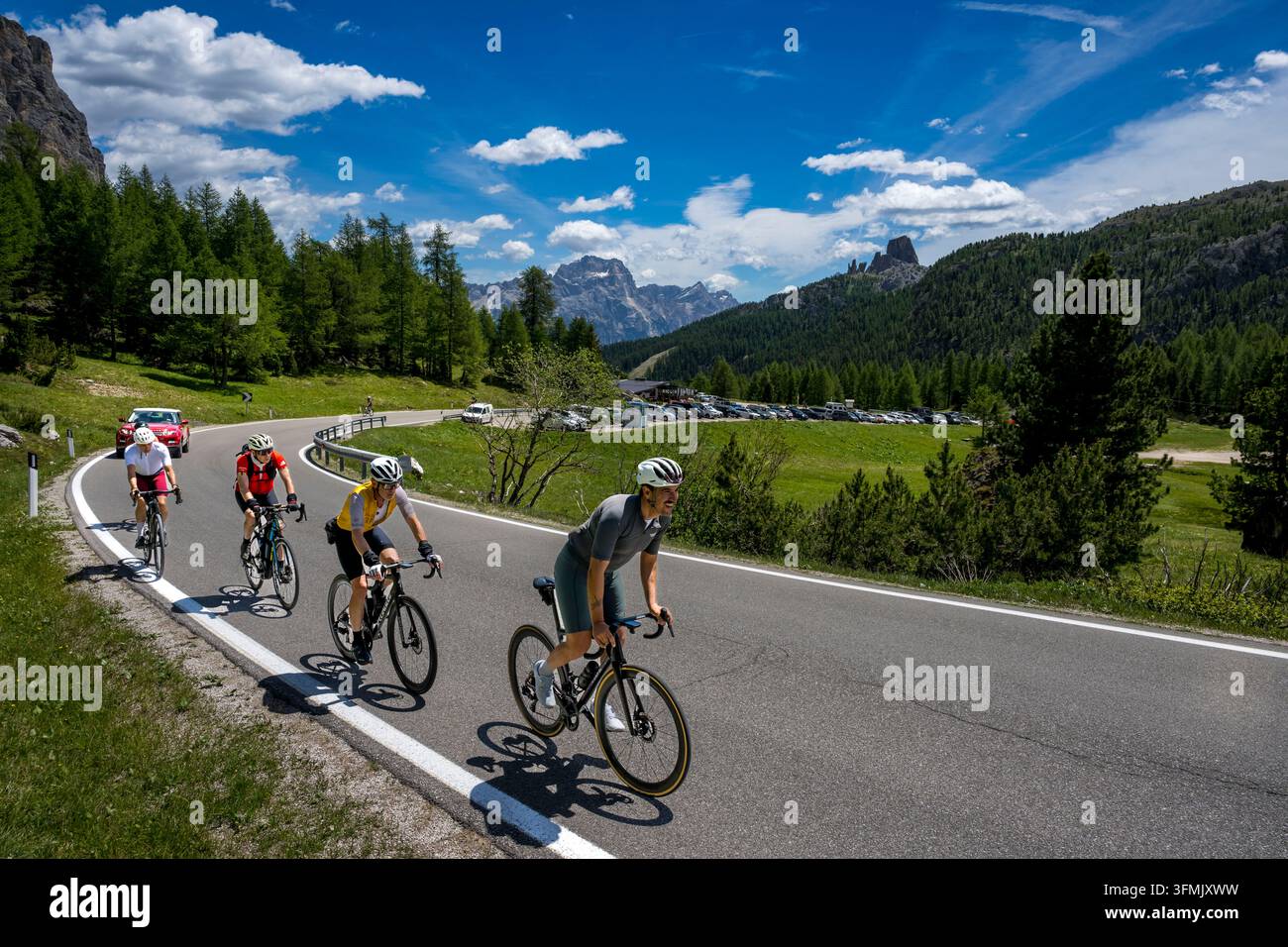 Italie, Vénétie, province de Belluno, Cortina d'Ampezzo, cyclistes sur la route du col de Falzarego Banque D'Images