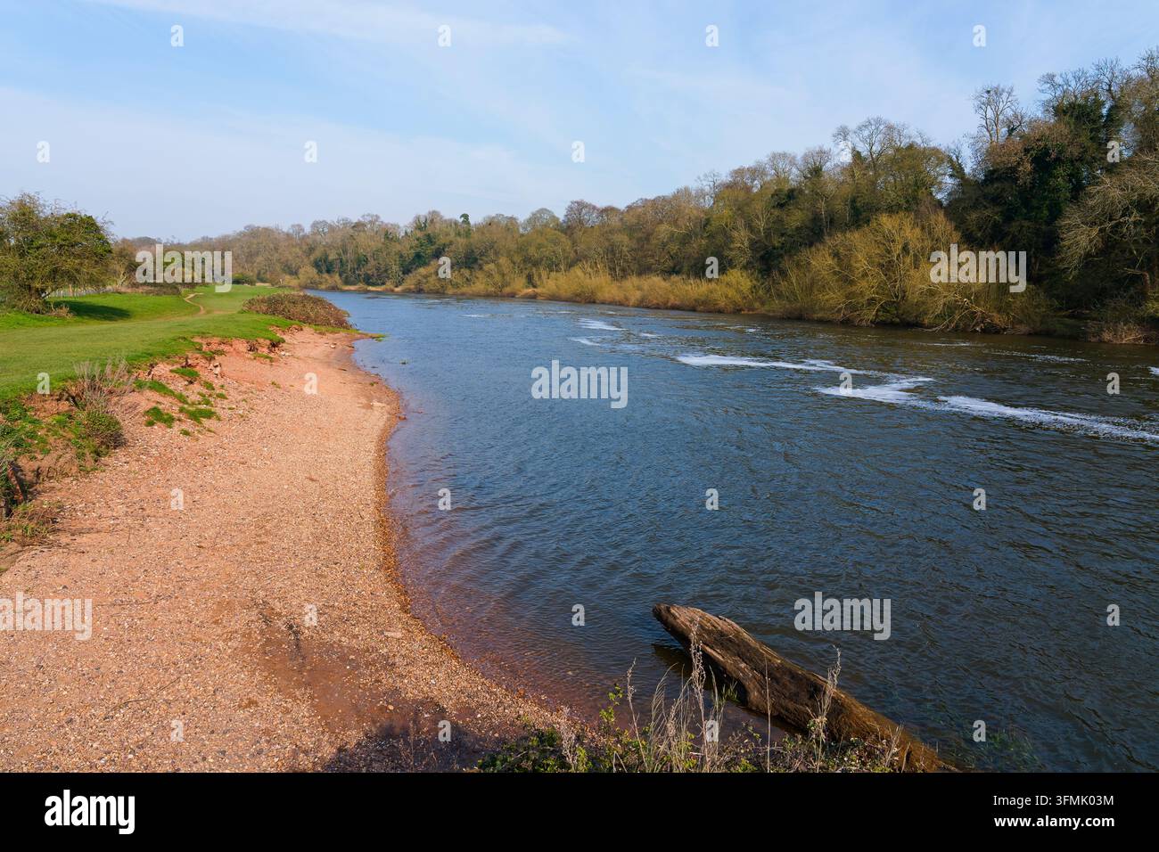 Un après-midi de printemps paisible le long de la rivière Trent à Gunthorpe, Nottingham. Banque D'Images