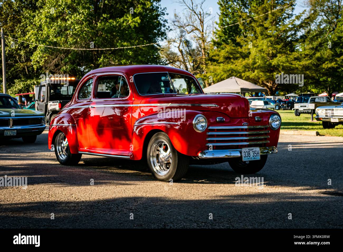 Ottawa, Kansas, USA, 19 septembre 2026 : Vue trois-quarts avant d'une coupé Ford Super Deluxe de 1947 rouge brillant restomod (carrosserie 1946–48) à un salon de voitures classiques Banque D'Images