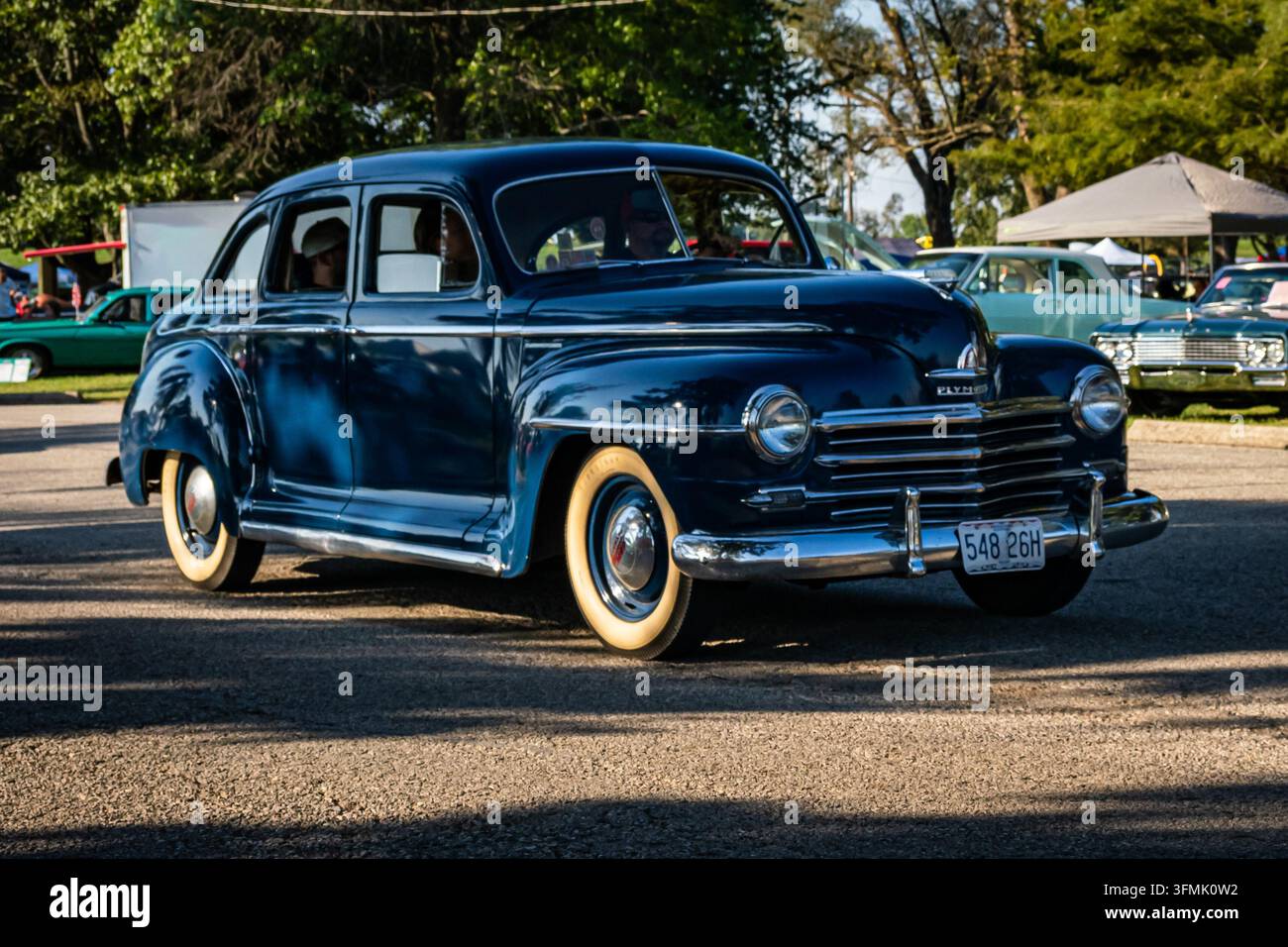 Ottawa, Kansas, États-Unis, 19 septembre 2026 : Vue trois-quarts avant d'une berline quatre portes restaurée bleu marine foncé de 1947 Plymouth Special Deluxe (1946–48 P1 Banque D'Images