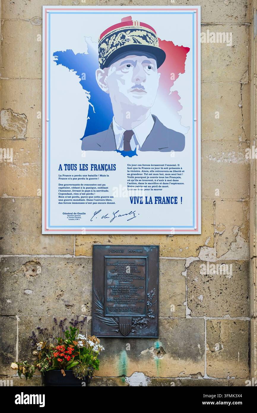 France, Aisne, Soissons, plaque commémorative de l'Appel du général de Gaulle du 18 juin 1940 sur la façade de la mairie Banque D'Images