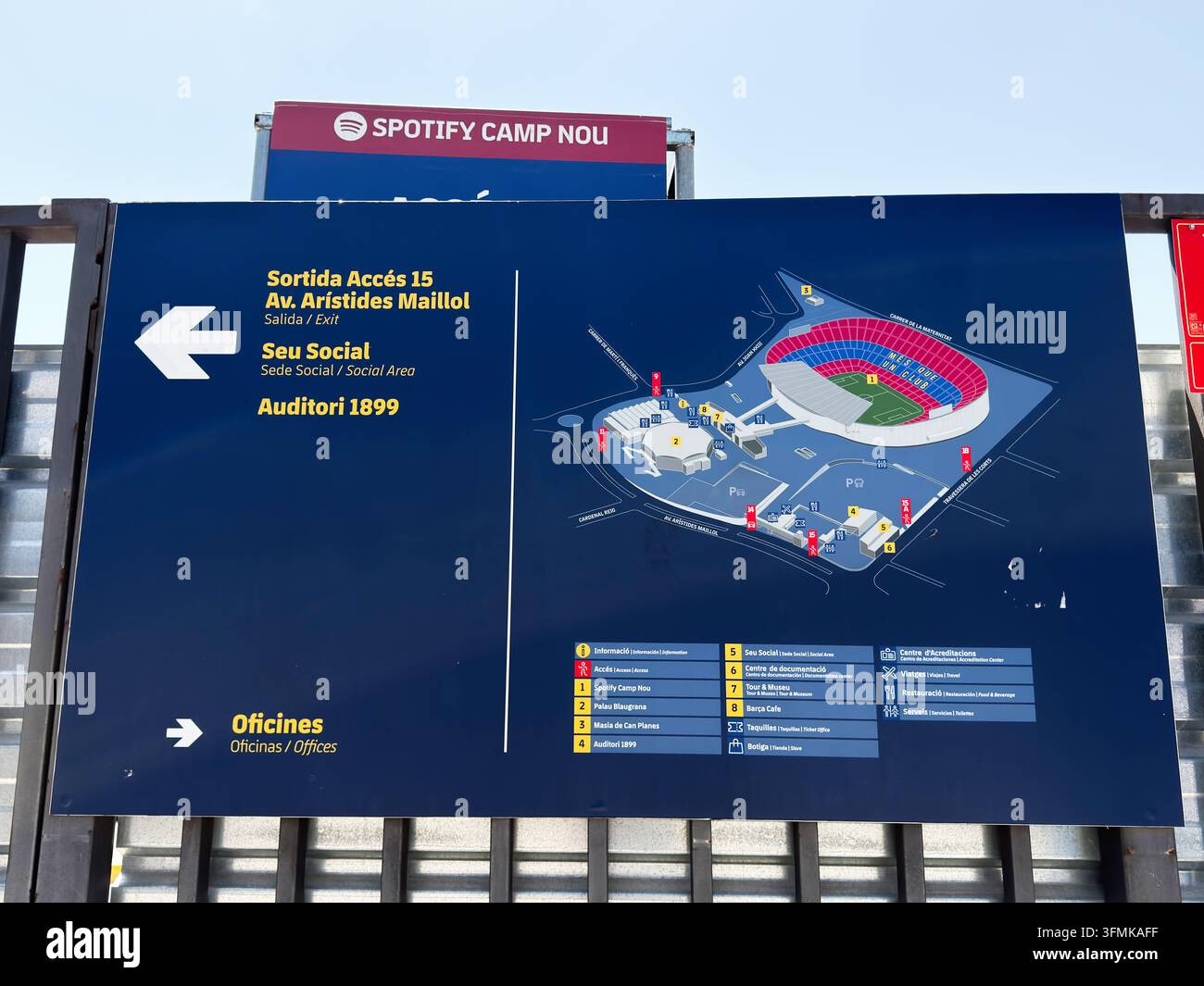 Barcelone, Espagne – 26 juin 2026 : Plan directionnel extérieur et plan du stade au Camp Nou avec la marque Spotify et panneaux d’informations pour les visiteurs. Banque D'Images