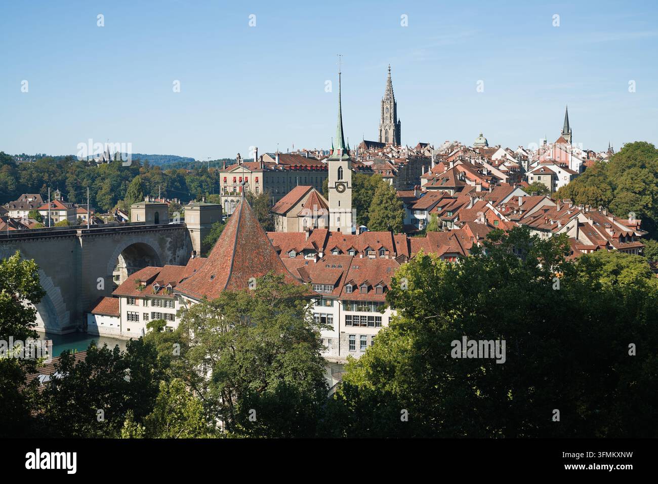 Pont historique Nydeggbrucke et panorama de toits de la vieille ville avec le minaret cathédrale à Berne, Suisse Banque D'Images