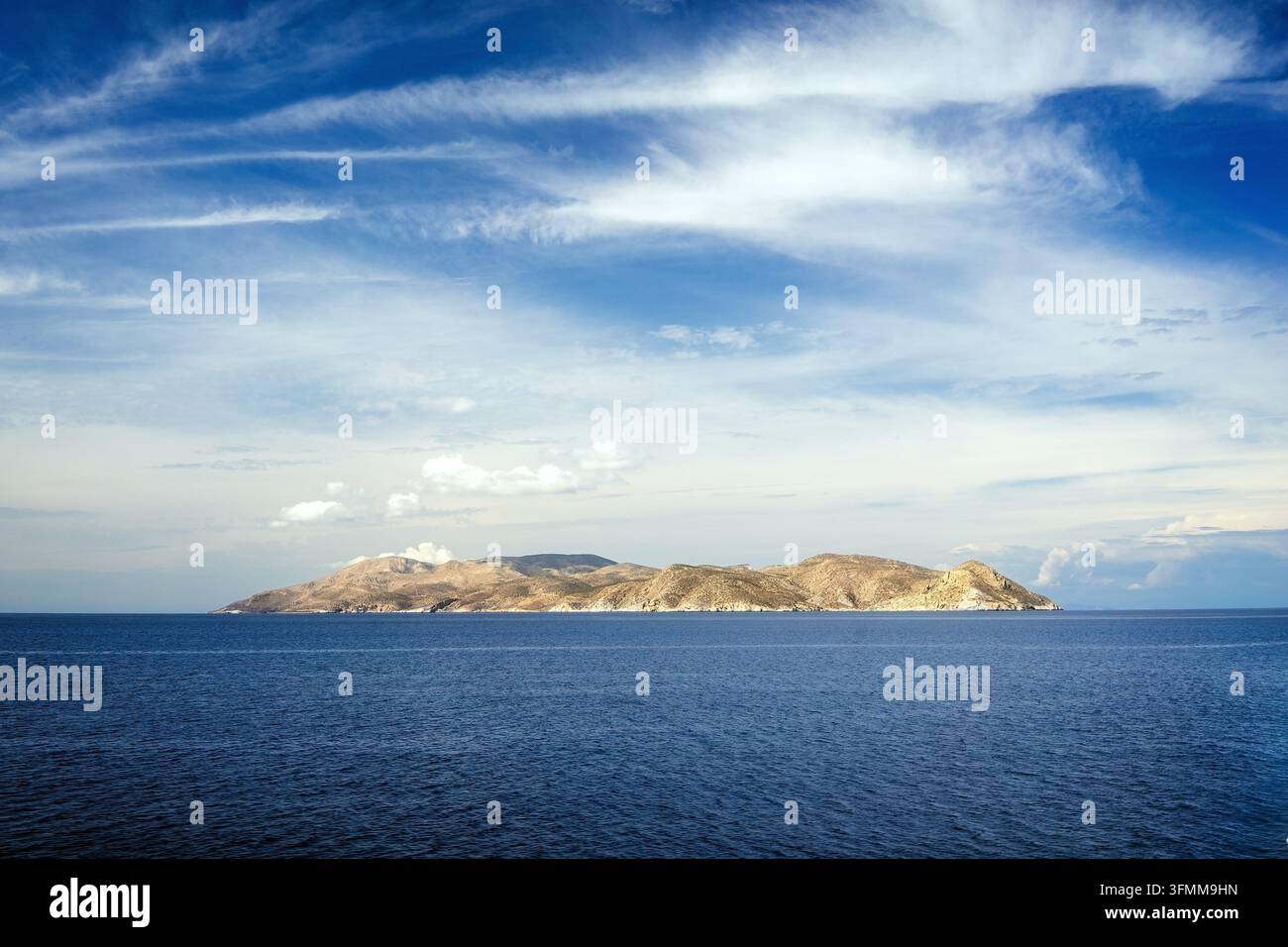Sikinos, l'une des plus petites îles habitées de la mer Égée, Grèce, Europe, vue depuis un ferry, par un matin lumineux. Banque D'Images