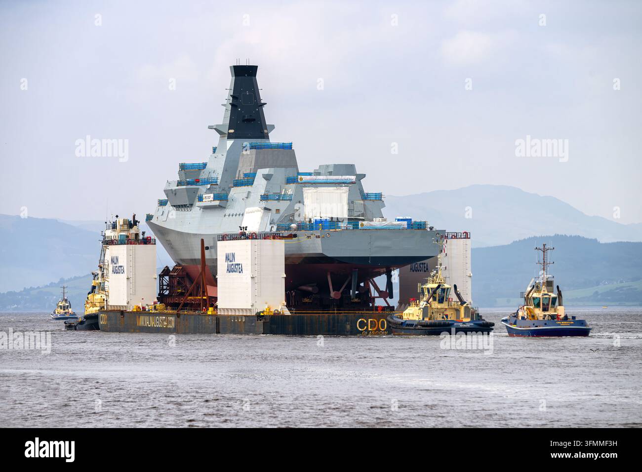 La frégate de type 26 HMS Cardiff (F89) sur une barge semi-submersible avant son lancement – Sept 2024. Banque D'Images