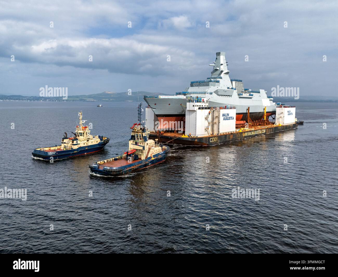 La frégate de type 26 HMS Cardiff (F89) sur une barge semi-submersible avant son lancement – Sept 2024. Banque D'Images